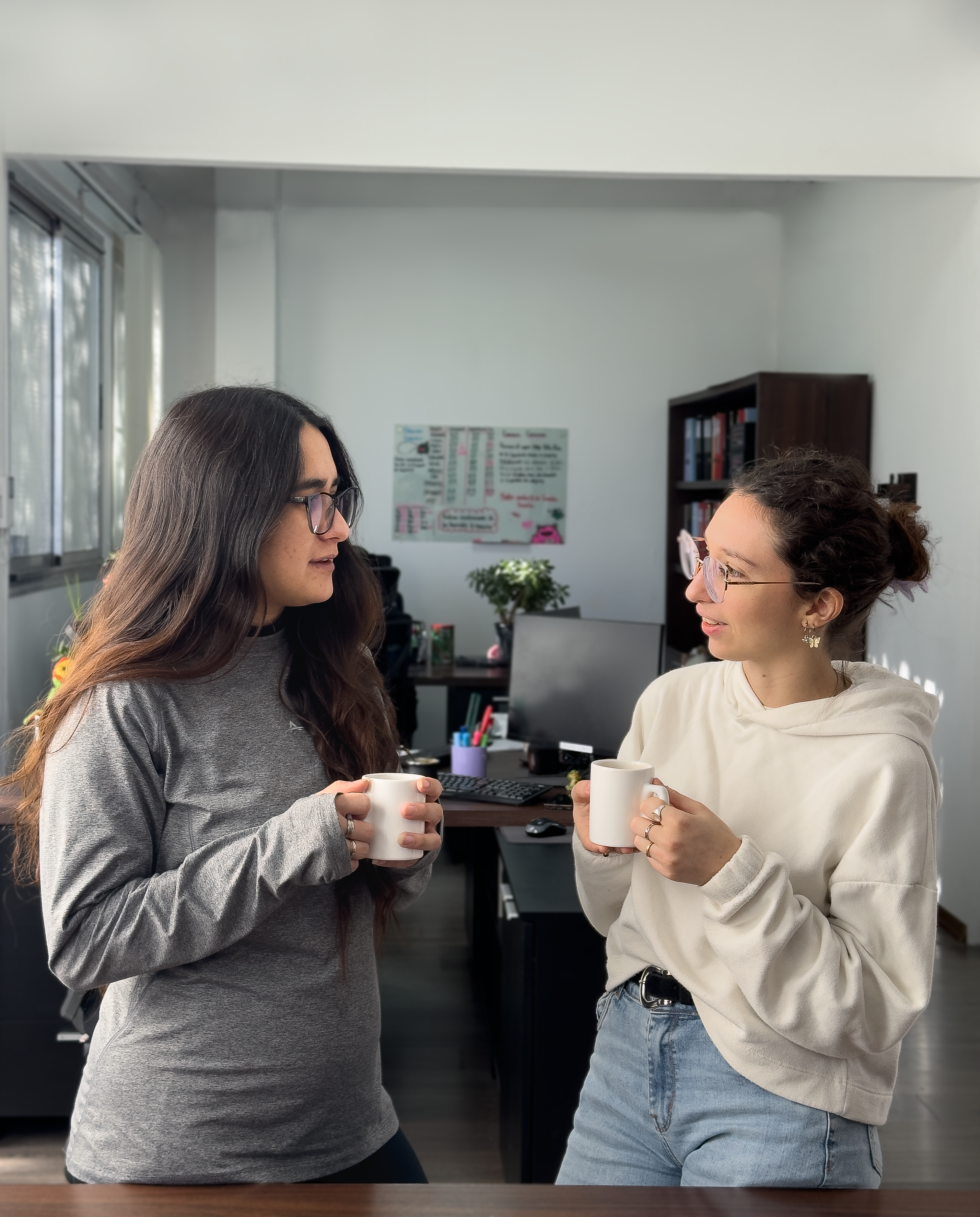Integrantes del equipo conversando en la oficina