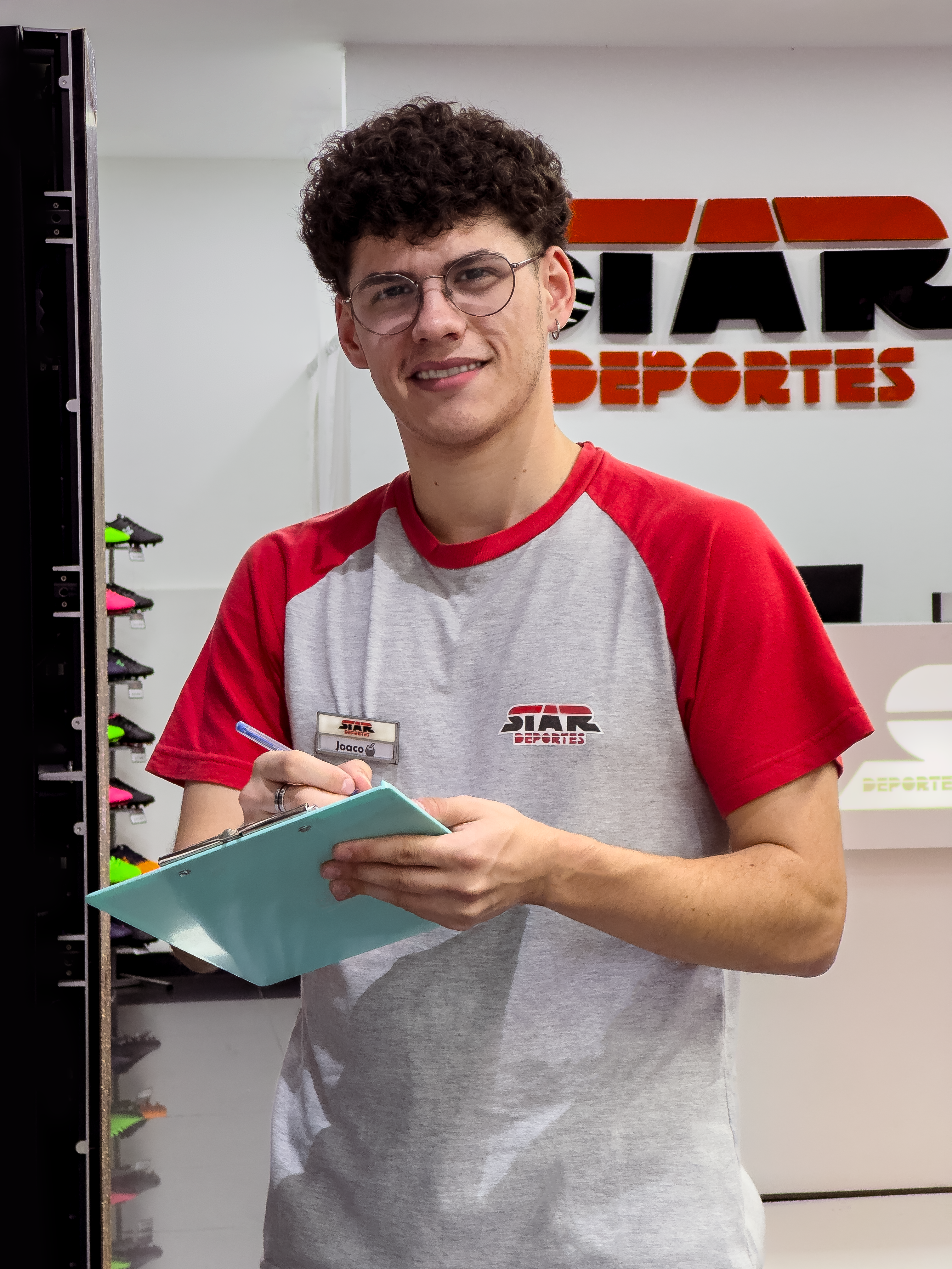 Integrante de Star Deportes trabajando