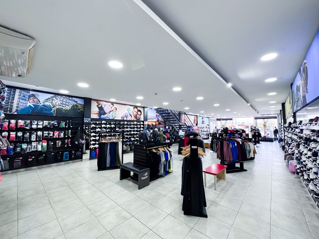 Interior de una sucursal de Star Deportes